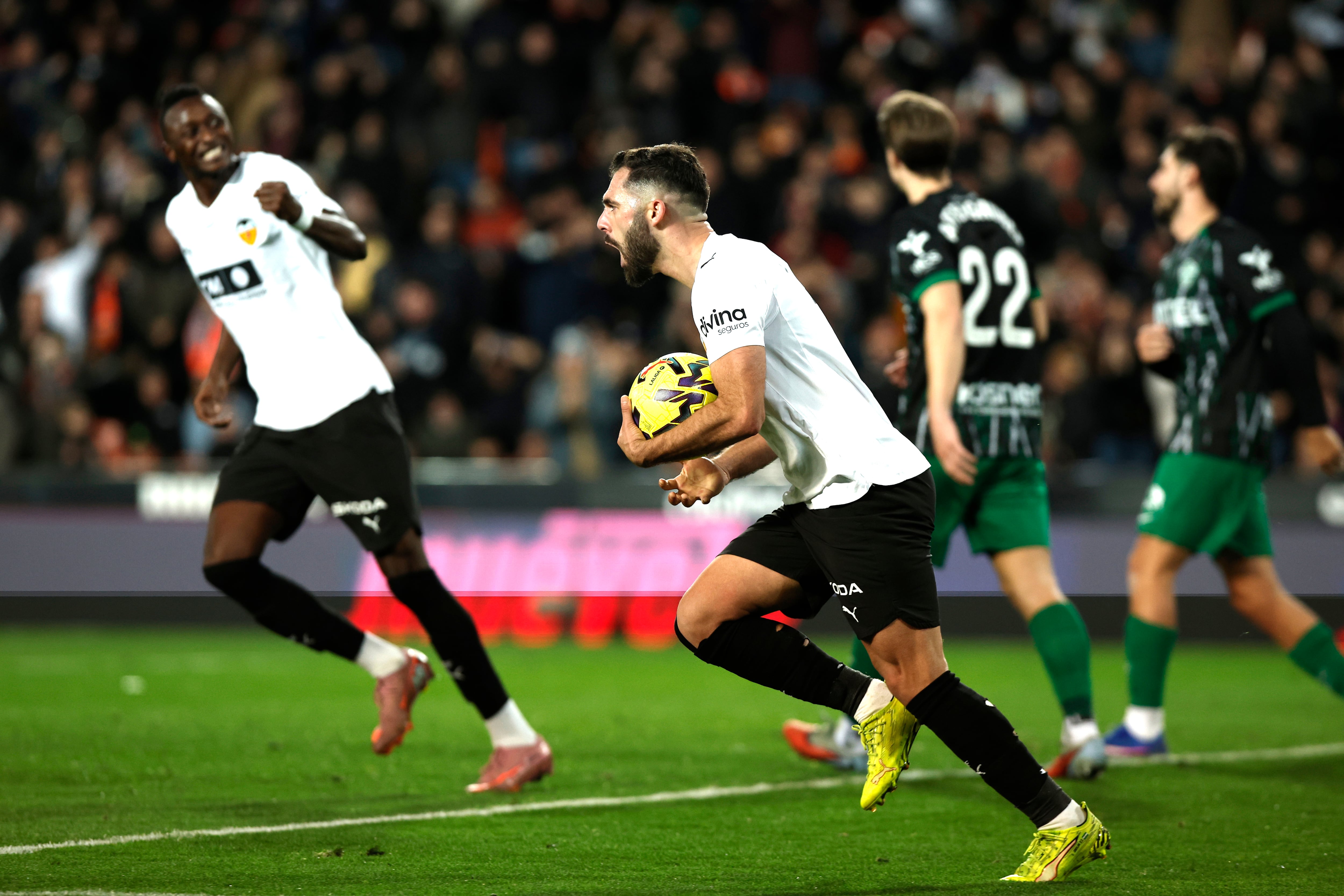VALENCIA, 10/01/2026.- El delantero del Valencia, Luis Rioja, celebra el primer gol del equipo valenciano durante el partido de la jornada 19 de LaLiga EA Sports que disputan el Valencia CFy el Elche CF este sábado, en el estadio de Mestalla. EFE/ Biel Aliño