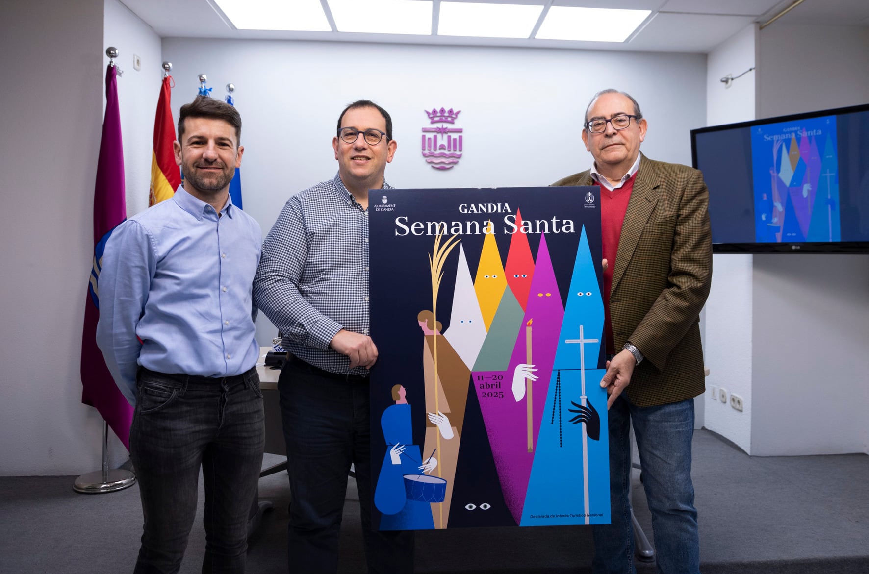 Chova, Olaso y Picornell con el cartel de 2025 de la Semana Santa de Gandia