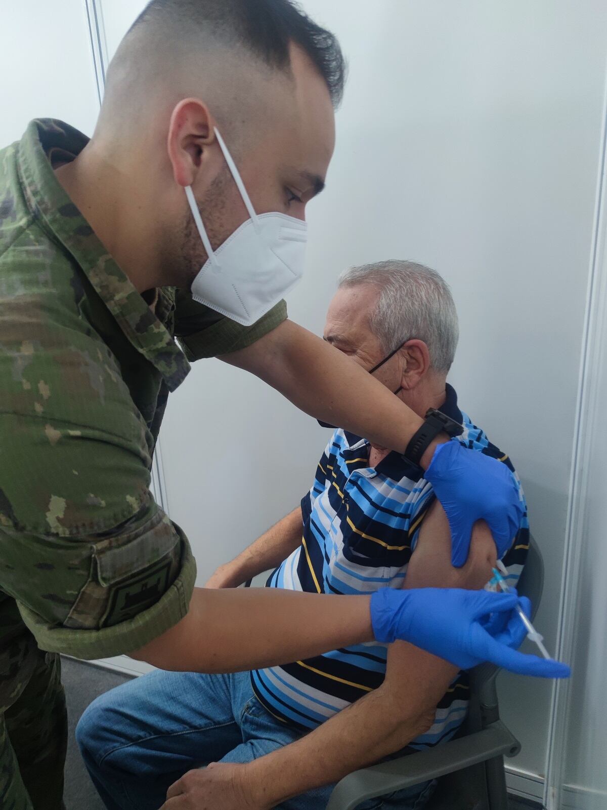 Refuerzo de militares vacunando