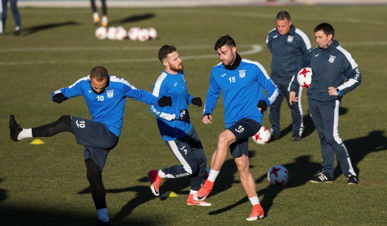 El centrocampista del CD Leganés, Nabil El Zhar (i) y los defensas, Tito Román (2i) y Diego Rico (3i), durante el entrenamiento del equipo este martes en las instalaciones deportivas de Butarque, previo al enfrentamiento de cuartos de final de Copa del Re