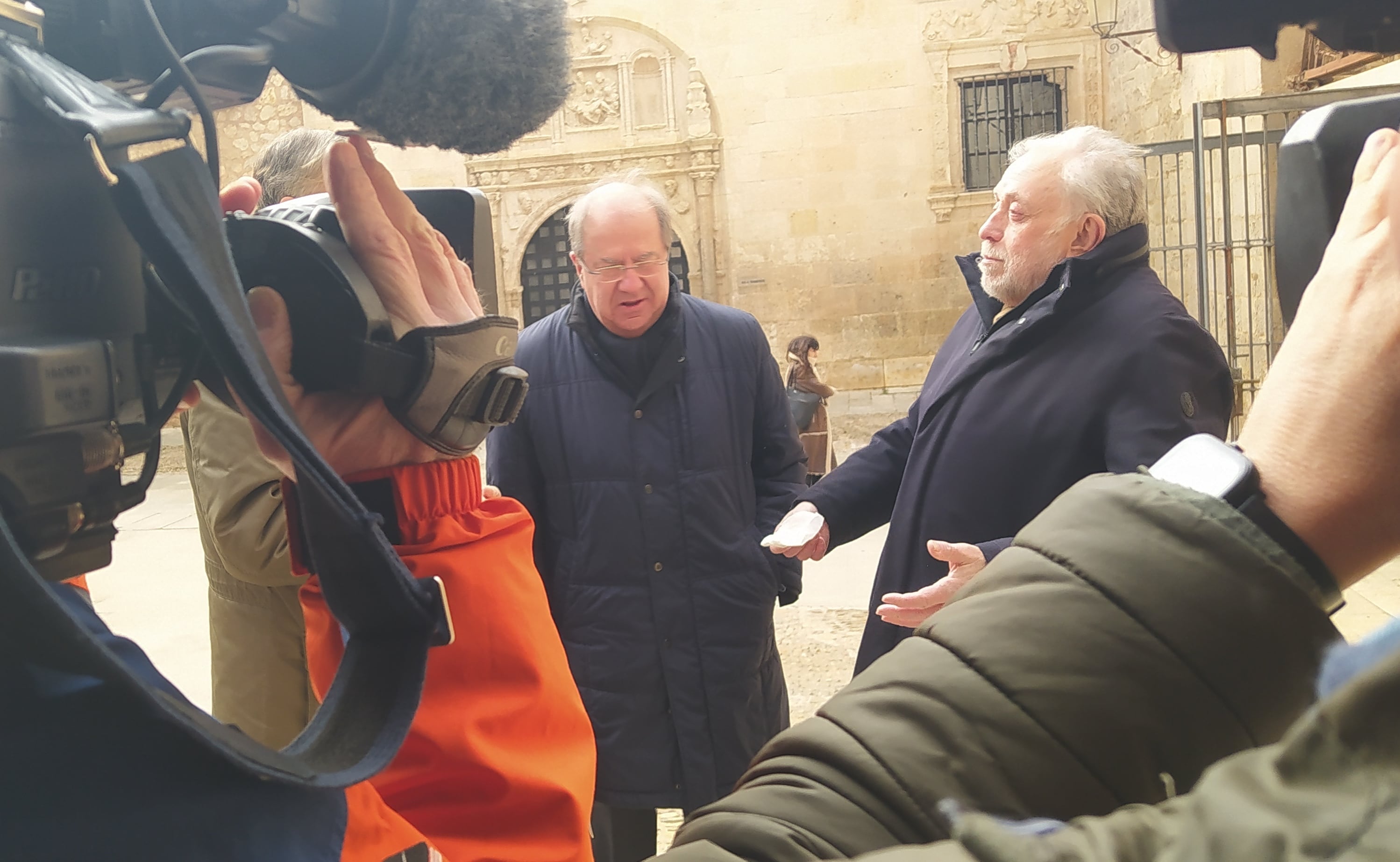 Herrera (PP) y Granado (PSOE) charlan a la entrada del Aula Magna de la UBU