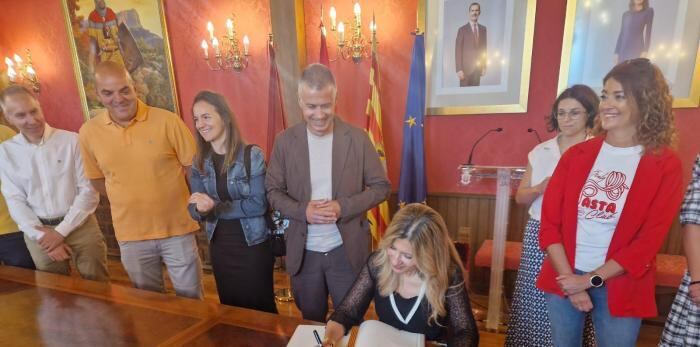 Mar Vaquero ha firmado en el Libro de honor del Ayuntamiento de Jaca