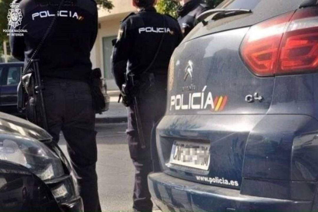 Miembros y vehículo de la Policía Nacional