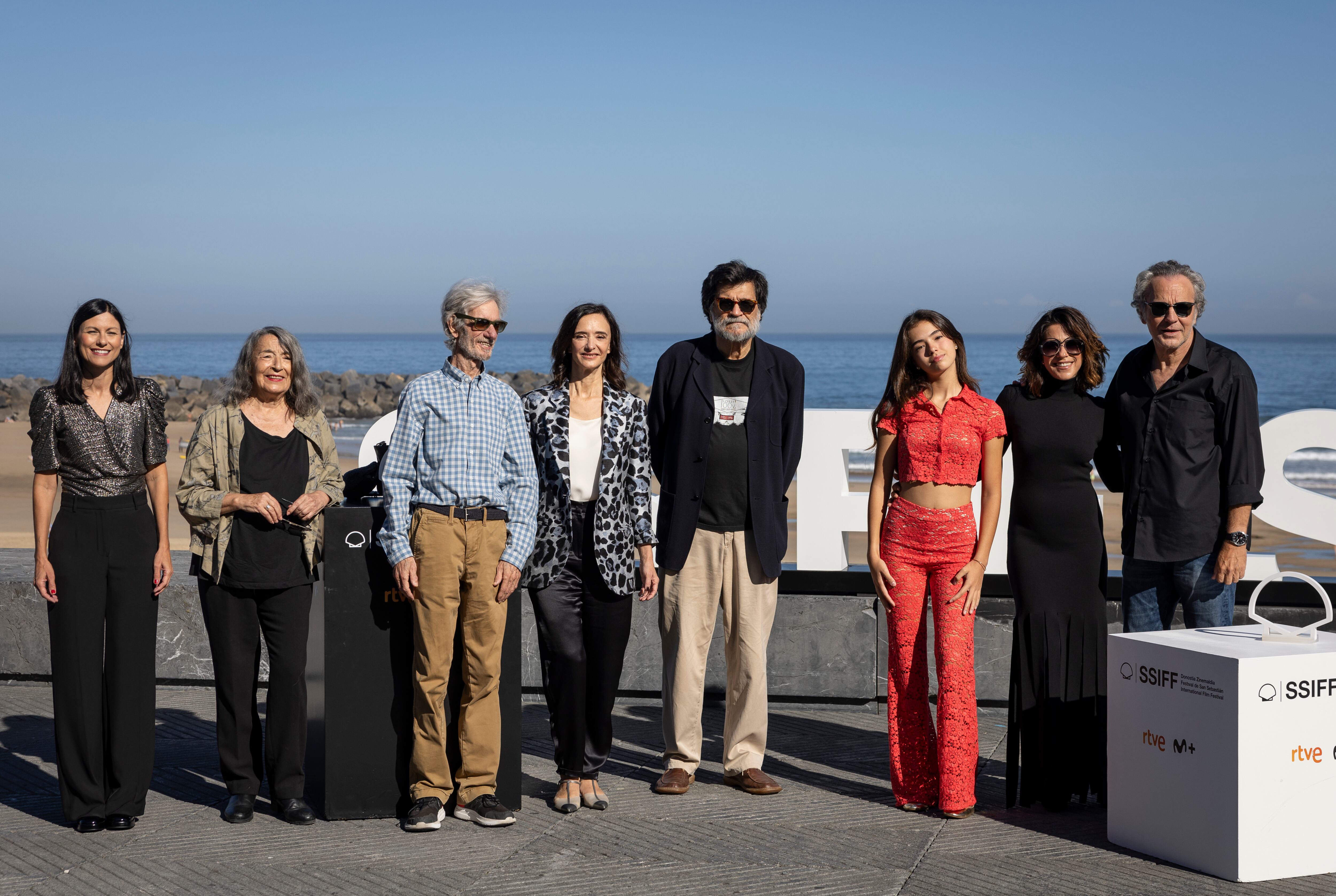 SAN SEBASTIÁN, 29/09/2023.- El cineasta Víctor Erice (4d) posa junto a los actores (i-d) Helena Miquel, Petra Martínez, Mario Pardo, Ana Torrent, Venecia Franco, María León y José Coronado, este viernes en el Festival Internacional de Cine de San Sebastián, donde presentan &quot;Cerrar los ojos&quot;. EFE/Javier Etxezarreta
