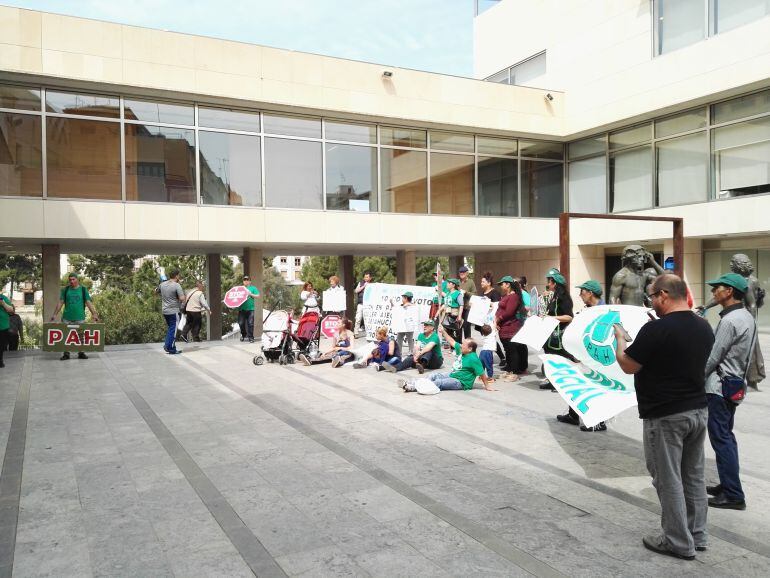 Miembros de la PAH a las puertas del Ayuntamiento