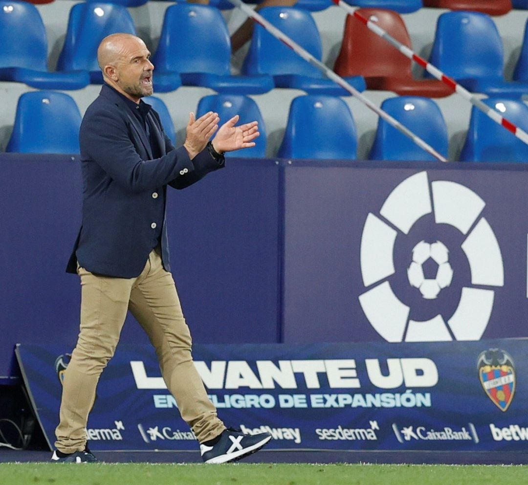 El técnico del Levante UD, Paco López, celebra el segundo gol de sus jugadores ante el Cádiz CF