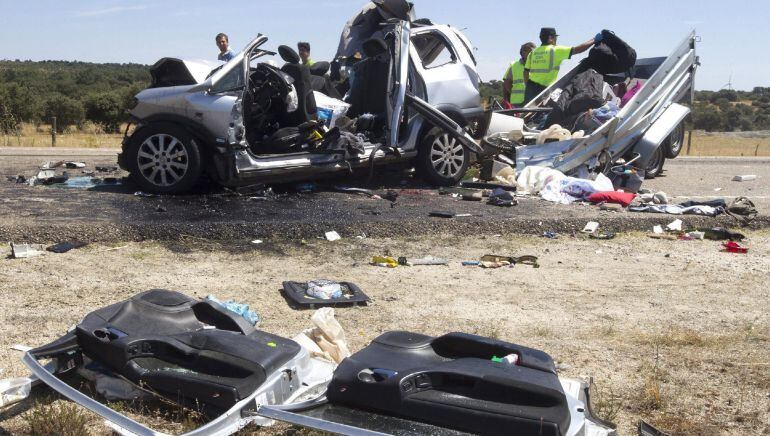 Vista del lugar en el que tres personas han muerto y dos han resultado heridas al colisionar un turismo y un camión 