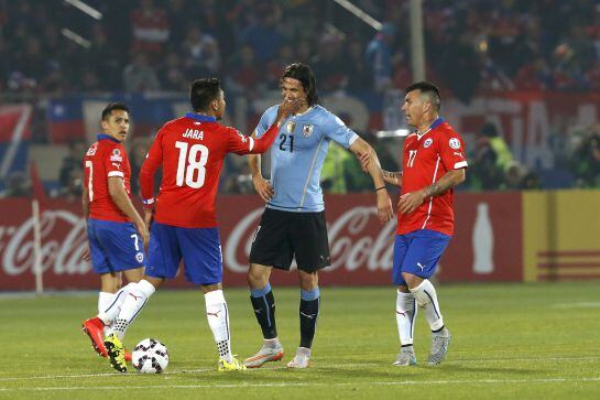 Cavani discute con el defensa chileno Jara durante el partido Chile-Uruguay