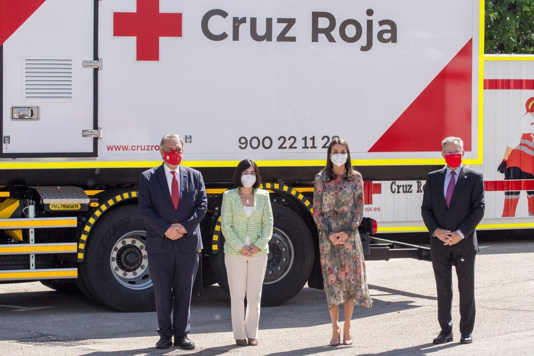 La Reina posando junto a la ministra de sanidad, Carolina Darias, a sullegada al acto del &#039;Día Mundial de la Cruz Roja y de la Media Luna Roja&#039; 