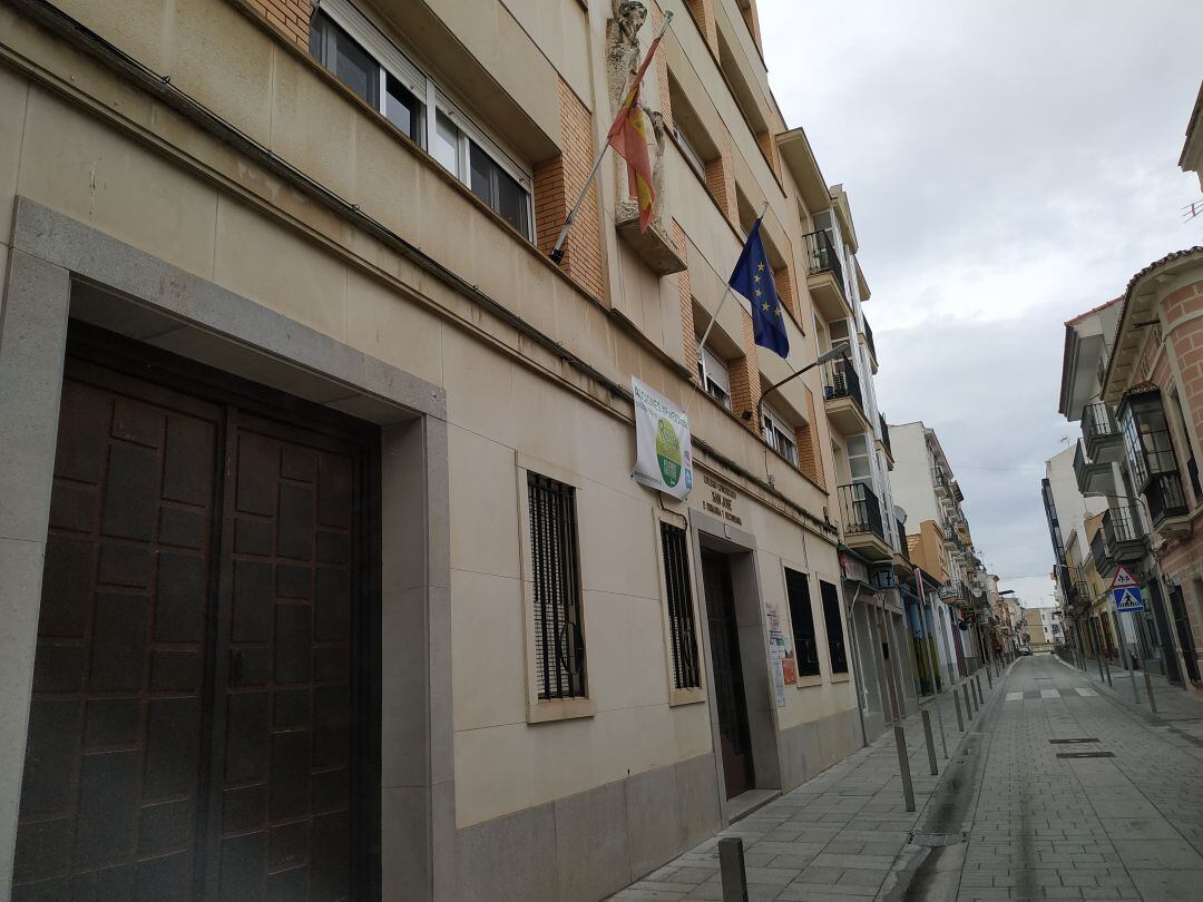 Entrada principal del colegio San José de Villanueva de la Serena