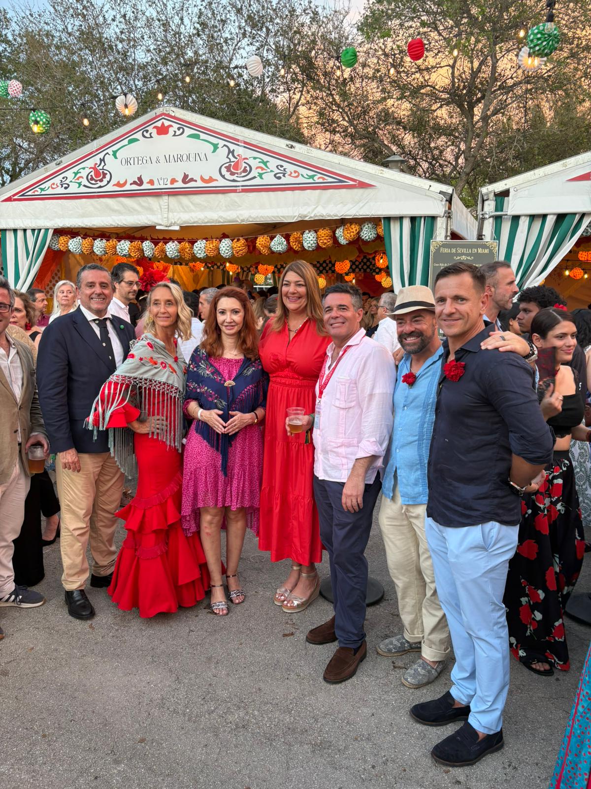 De Izquierda a derecha Alvaro Alés, Rebeca Calvet, Belén Alfaro, Madeline Pumariego, Alvaro Ortega y otros socios de la caseta Ortega & Marquina.