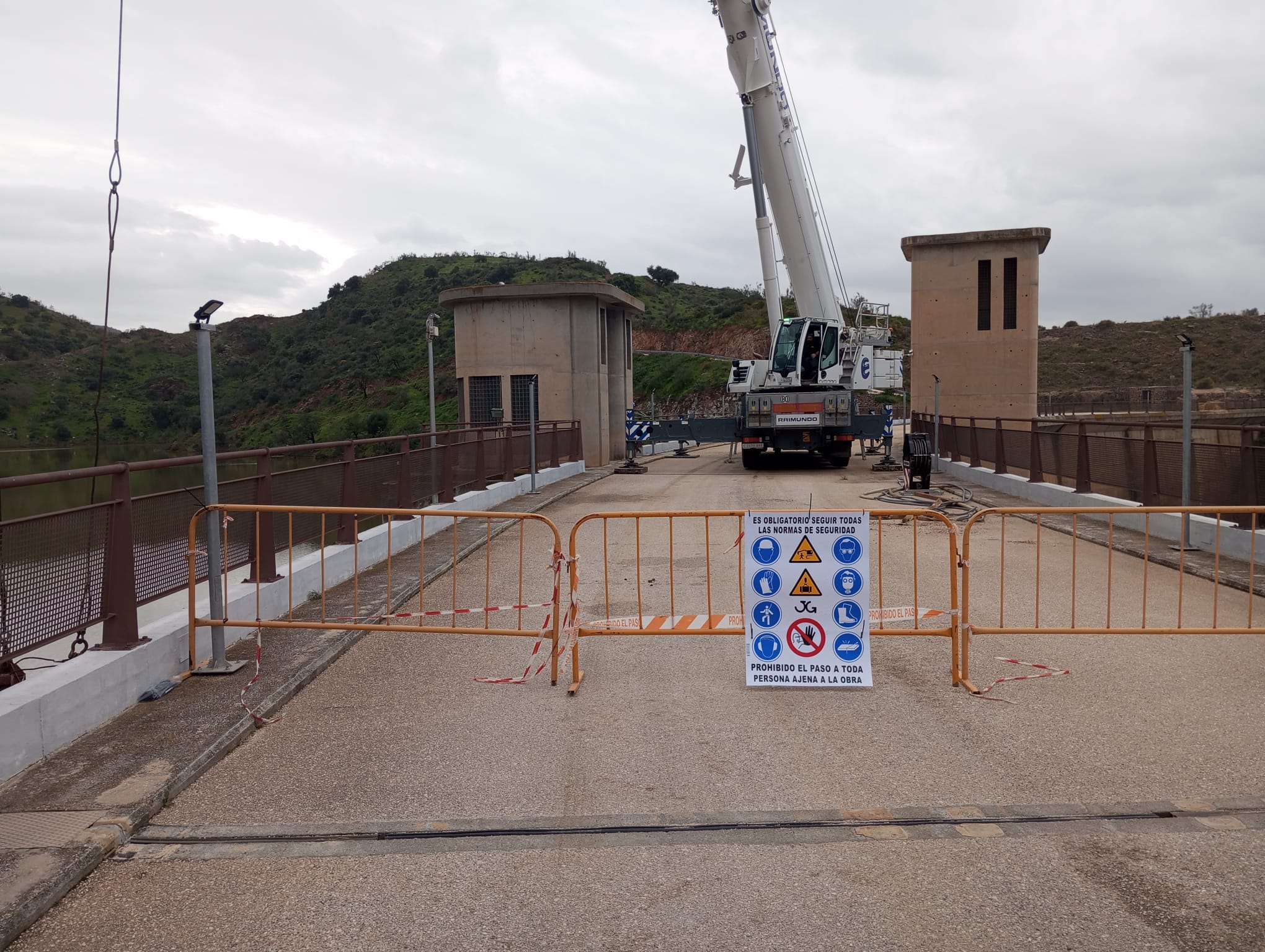 Trabajos para desatascar los desagües de la presa de Casasola