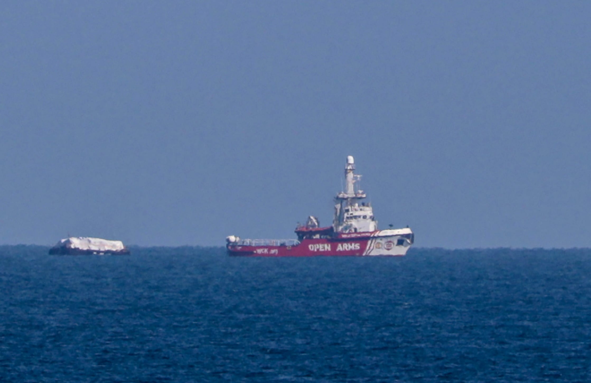 El barco de Open Arms navega frente a la costa de la Franja de Gaza, este viernes.