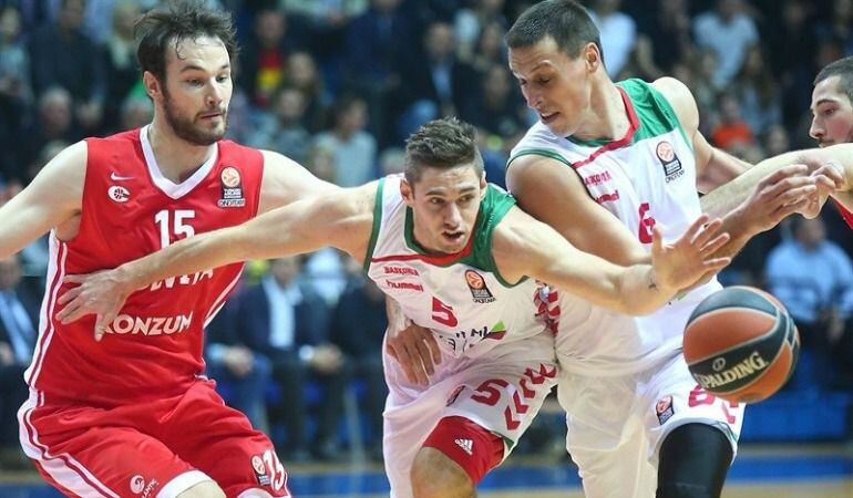 Causeur y Planinic pugnan con Bilan por un balón en Zagreb.