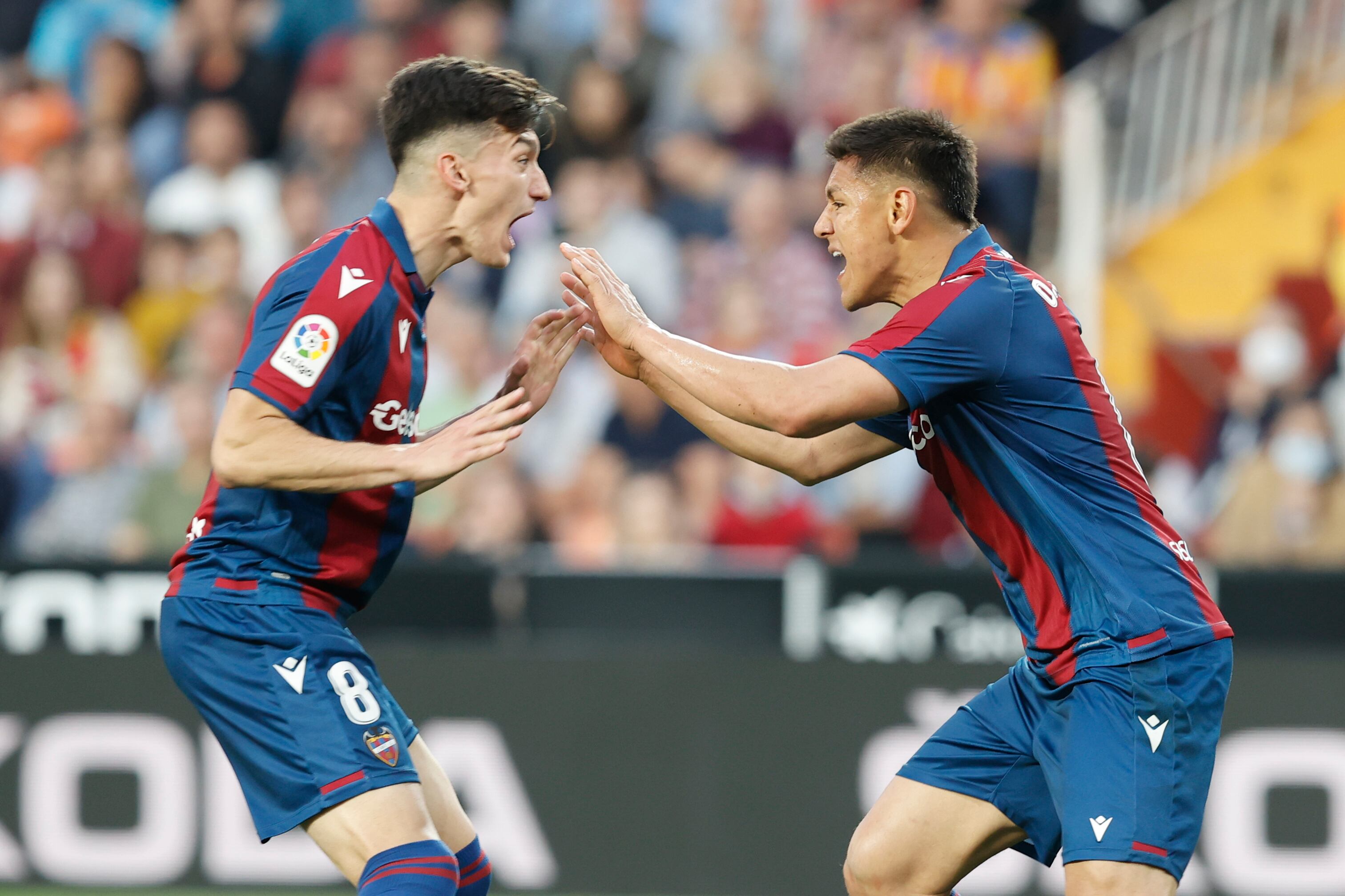 El defensa del Levante Óscar Duarte celebra con Pepelu García tras marcar ante el Valencia, durante el partido de Liga en Primera División que disputan este sábado en el estadio de Mestalla. EFE/Kai Forsterling