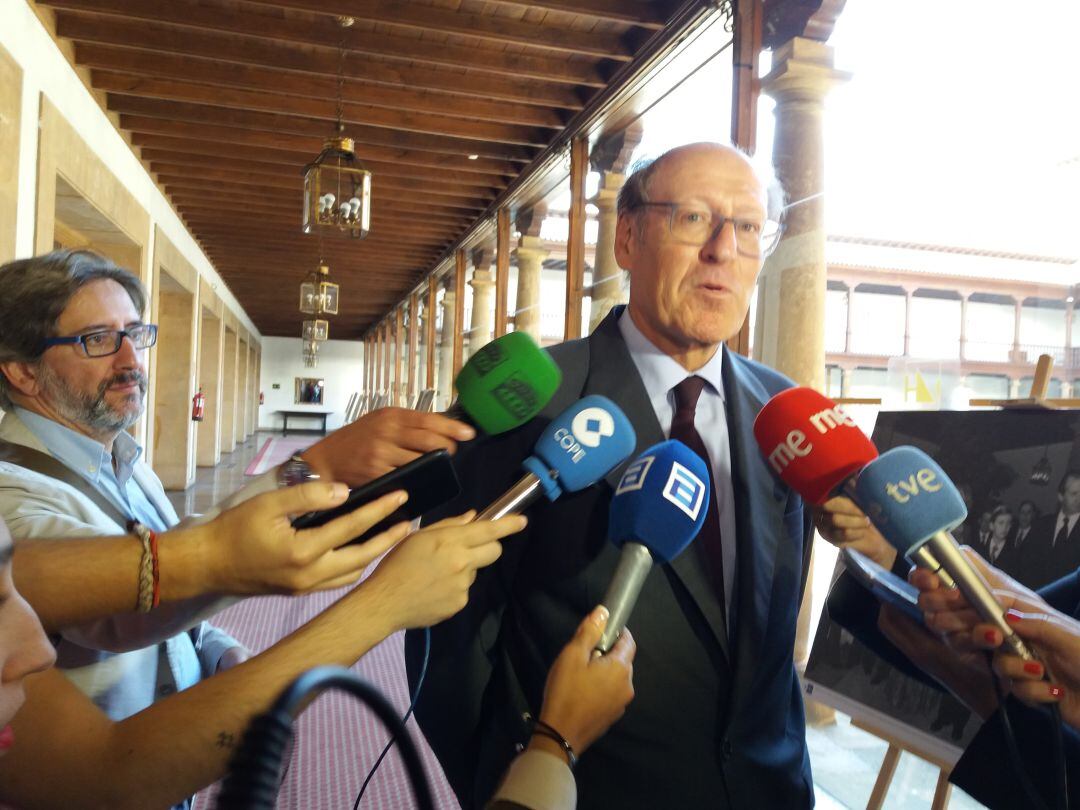 El presidente de Química del Nalón atiendea a los medios con motivo del acto de celebración de los 75 años de la compañía