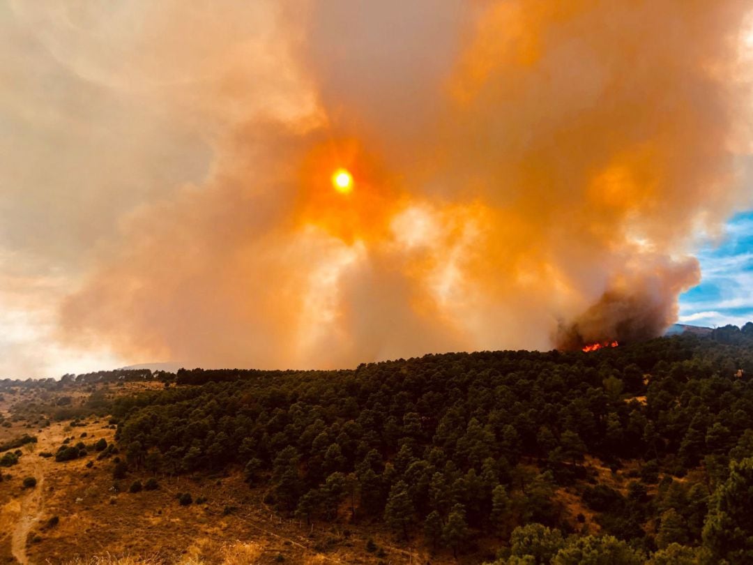 Imagen de las llamas producidas por el incendio forestal que arrasa desde este mediodía el monte de la localidad madrileña de Robledo de Chavela, vistas desde la población cercana de Zarzalejo