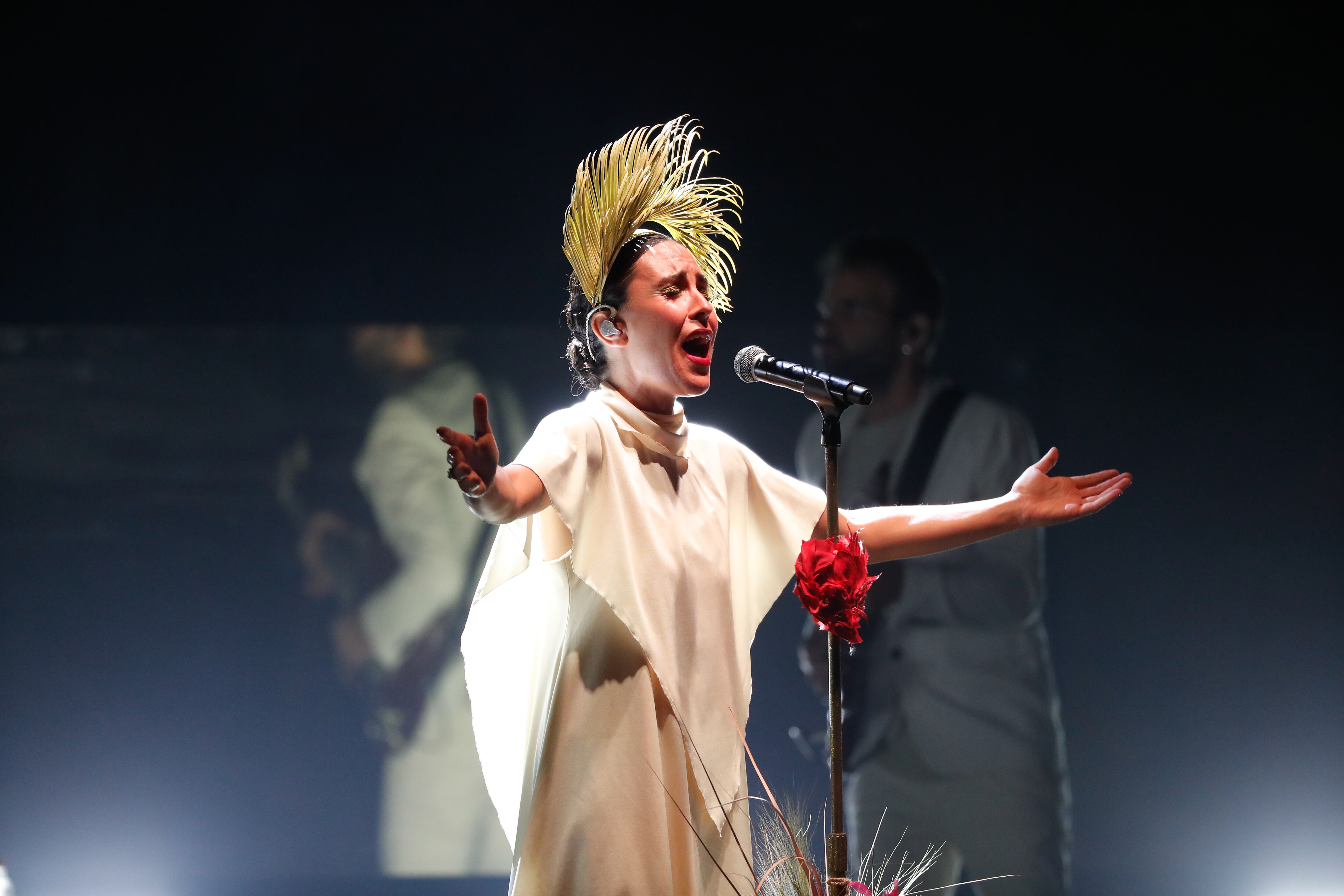 Fuel Fandango, el dúo formado por el productor Alejandro Acosta y la cantante Cristina Manjón (en la foto), más conocida como Nita, durante el Festival Pirineos Sur que continúa este fin de semana en el auditorio flotante del embalse de Lanuza, en Huesca. EFE/Javier Cebollada