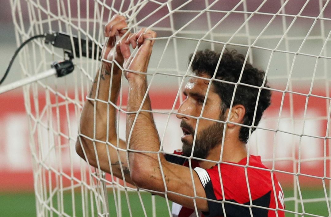 Raúl García en una acción en el Camp Nou