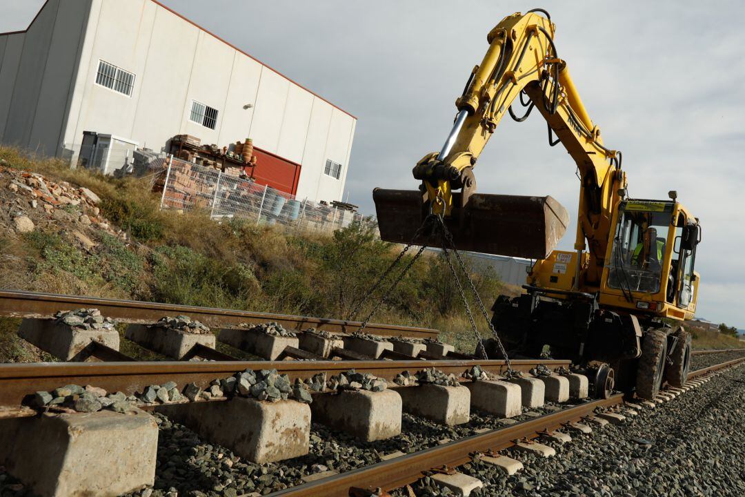 Un operario con una grúa durante los primeros trabajos de la conexión Murcia-Almería en tren de alta velocidad (LAV), a 4 de octubre de 2021, en Alcantarilla, Murcia, (España).