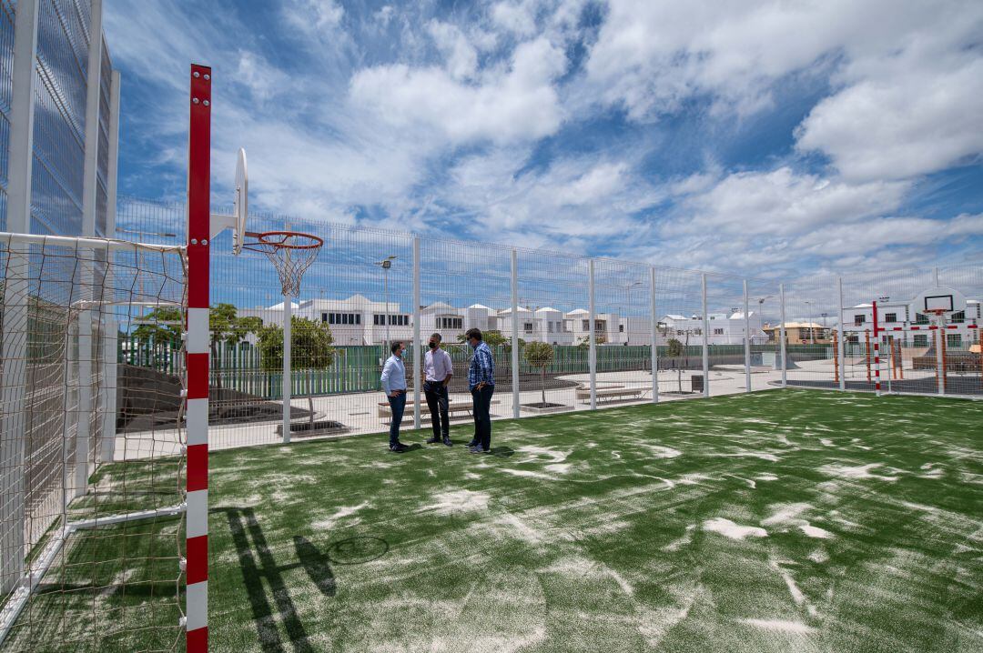 El alcalde de San Bartolomé, Alexis Tejera, el consejero de Obras del Cabildo de Lanzarote, Jacobo Medina y el concejal de Deportes, Isidro Pérez visitando la nueva instalación deportiva.