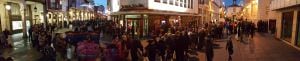 La cola para recoger el roscón salía de la plaza y ocupaba parte de la Calle Mayor