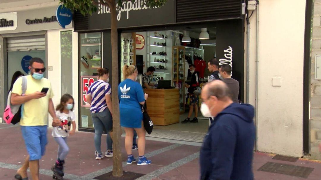 Personas portan mascarilla por la calle Ancha.