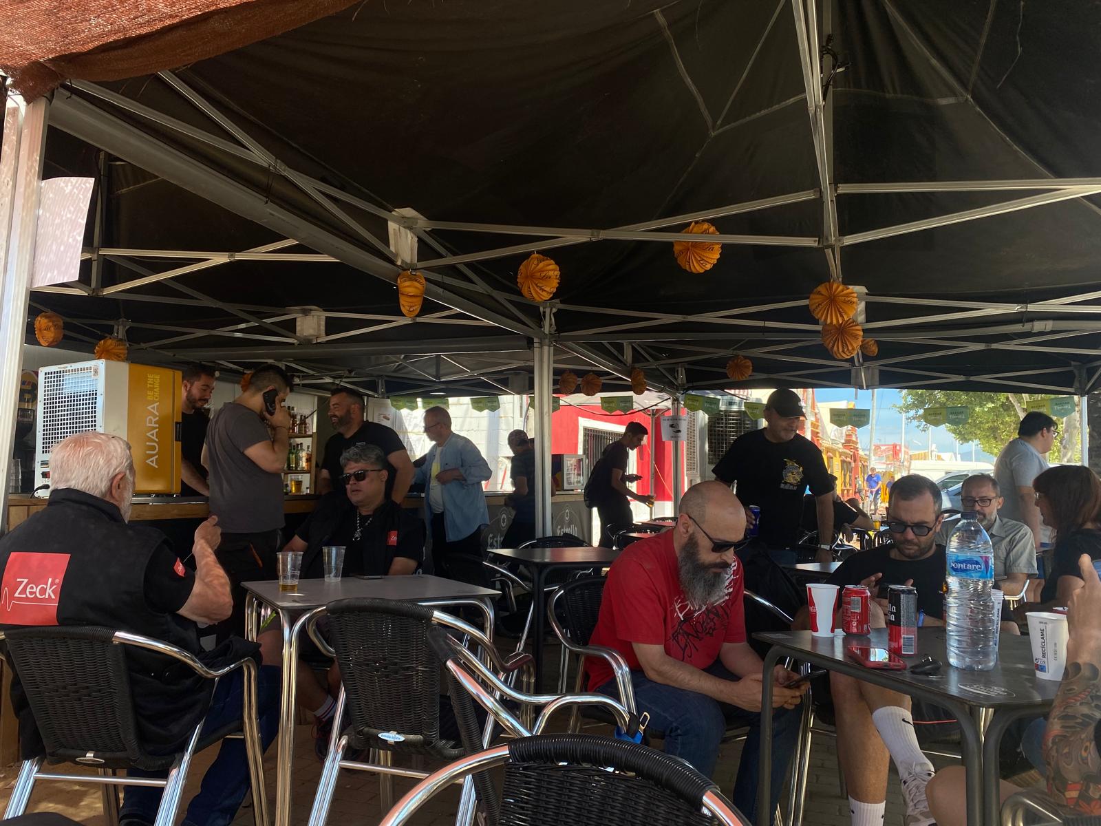 Trabajadores y montadores en la caseta pre-feria La Teno