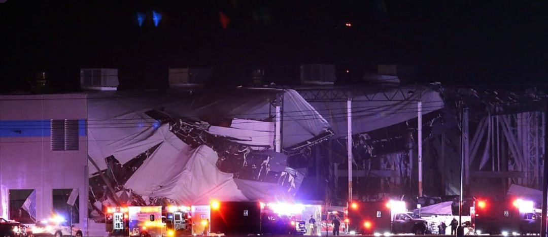 Labores de rescate en el almacén de Amazon en Edwardsville, Illinois.