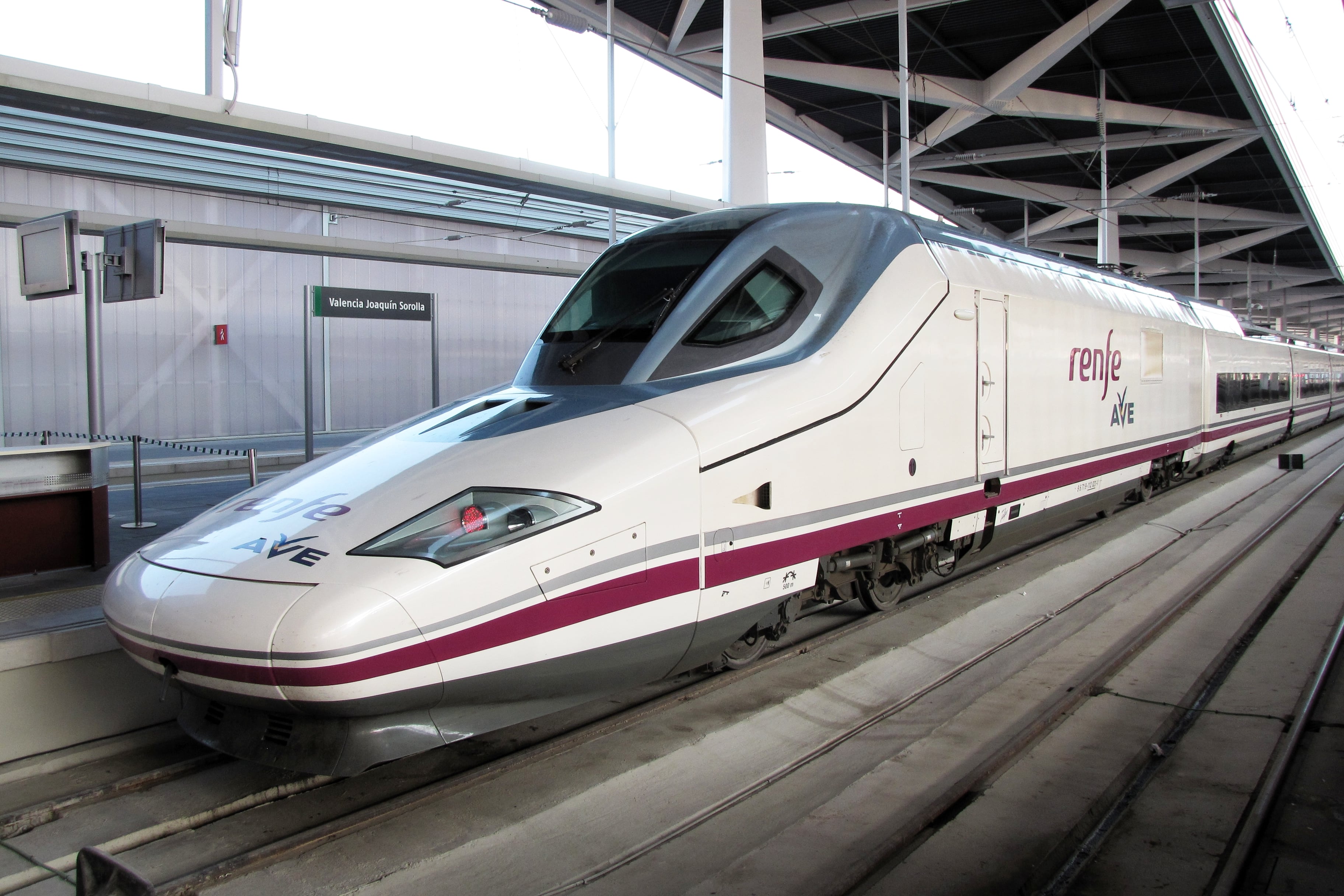 Un tren de alta velocidad (AVE) en la estación Joaquín Sorolla de València.