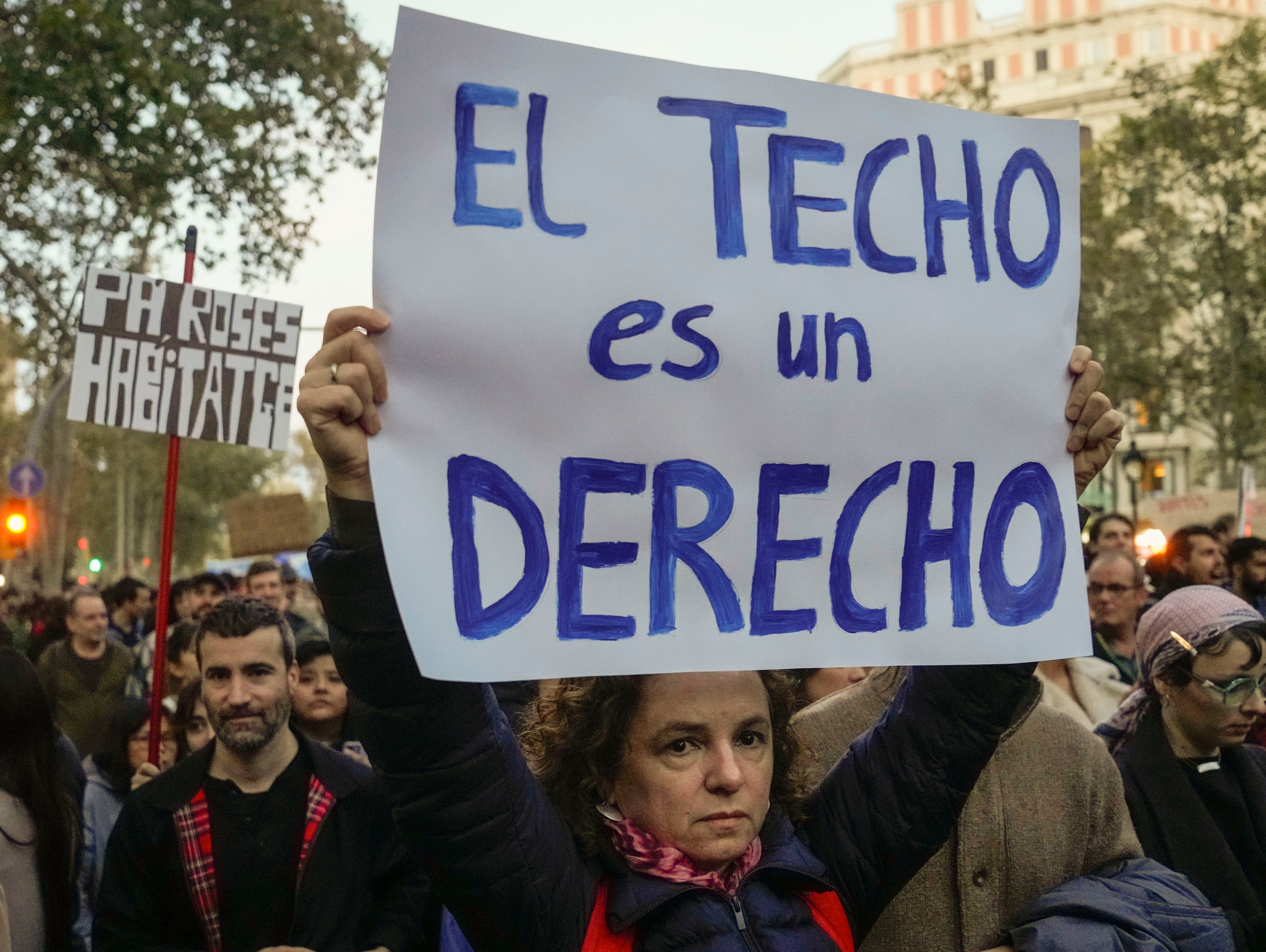 Vista de una manifestación para exigir una bajada de los alquileres y en defensa del derecho a la vivienda, bajo el lema &#039;S&#039;ha acabat&#039; (Se ha terminado).- EFE/ Enric Fontcuberta