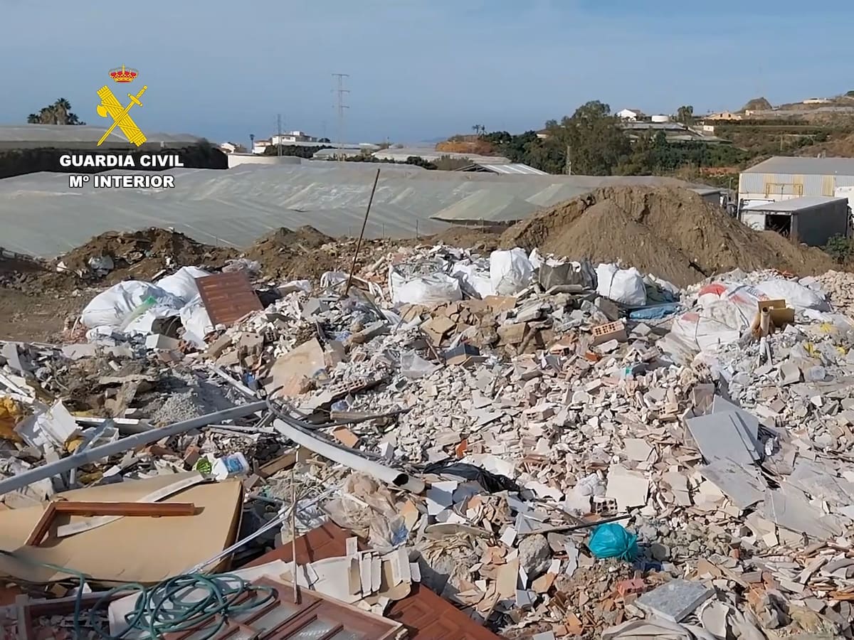 Investigadas 12 personas por el vertido ilegal de toneladas de residuos de obras en Málaga