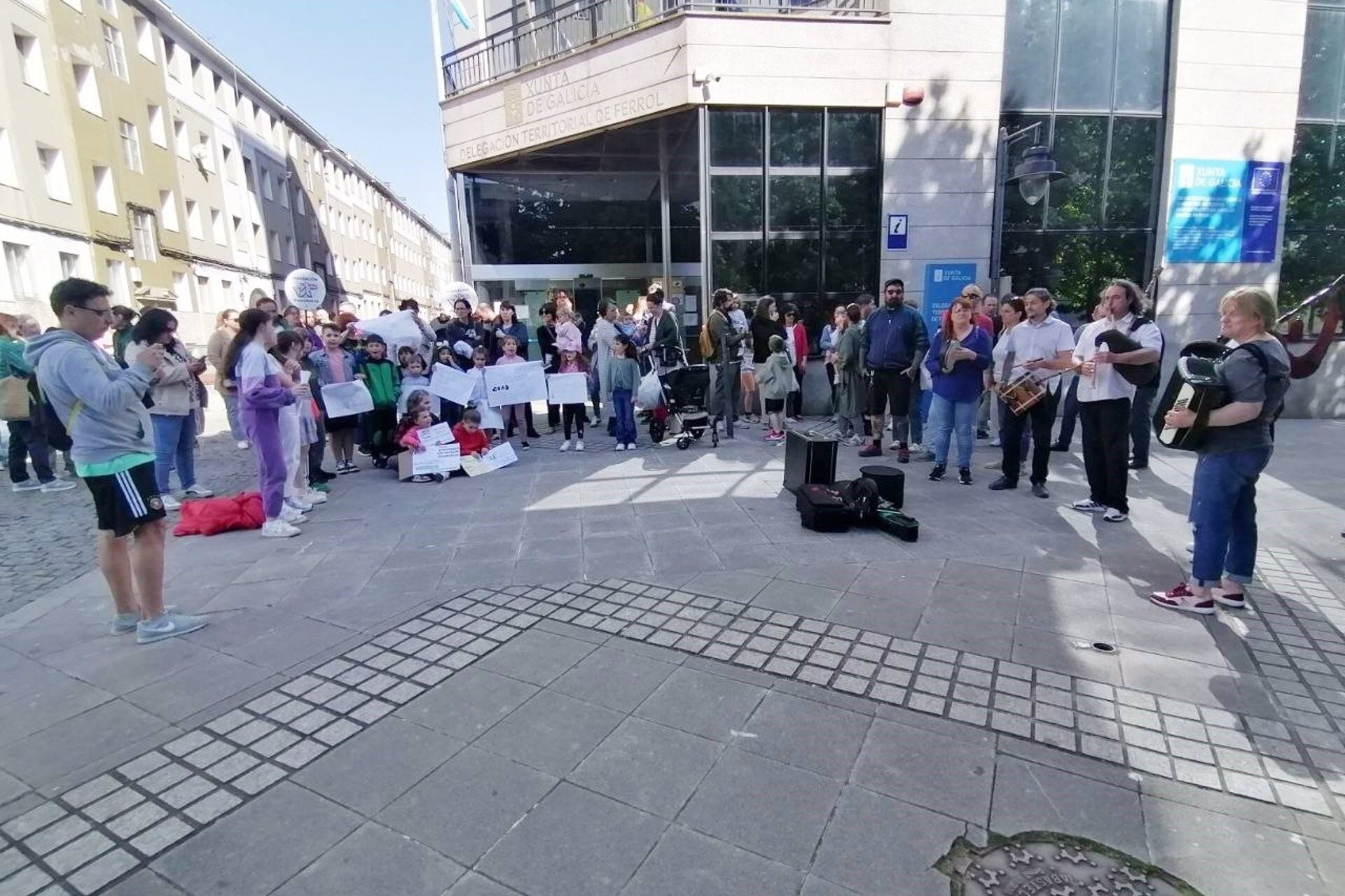 Concentración este miércoles a las puertas de la Xunta en Ferrol organizada por anpas de la comarca (foto: Europa Press)