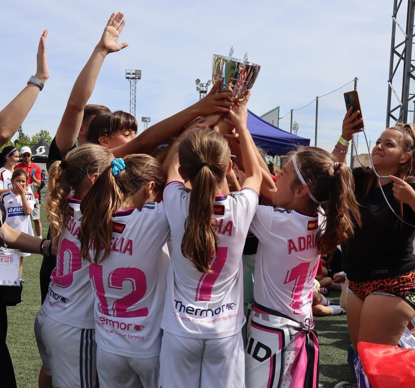 El Madrid CFF celebra su triunfo en la &quot;Tobigeri Cup&quot; en Tres Cantos