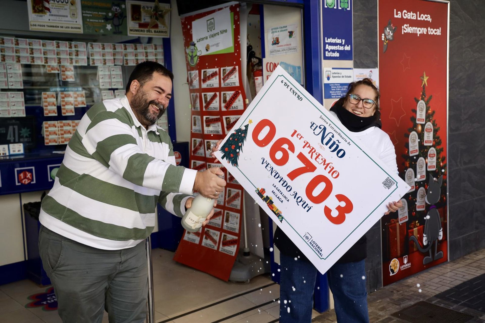 06/01/2026 Sevilla.- Marchena, San Juan de Aznalfarache y Sevilla resultan agraciadas con el primer premio del sorteo de 'El Niño'.
El primer premio del Sorteo Extraordinario de 'El Niño' 2026, que ha recaído en el número 6.703 y está dotado con dos millones de euros por serie y 200.000 euros al décimo ha repartido este martes la suerte en varias localidades de la provincia de Sevilla al caer en Marchena, San Juan de Aznalfarache y la capital hispalense.

POLITICA 
ALEX ZEA

