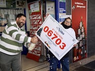 06/01/2026 Sevilla.- Marchena, San Juan de Aznalfarache y Sevilla resultan agraciadas con el primer premio del sorteo de 'El Niño'.
El primer premio del Sorteo Extraordinario de 'El Niño' 2026, que ha recaído en el número 6.703 y está dotado con dos millones de euros por serie y 200.000 euros al décimo ha repartido este martes la suerte en varias localidades de la provincia de Sevilla al caer en Marchena, San Juan de Aznalfarache y la capital hispalense.
POLITICA
ALEX ZEA