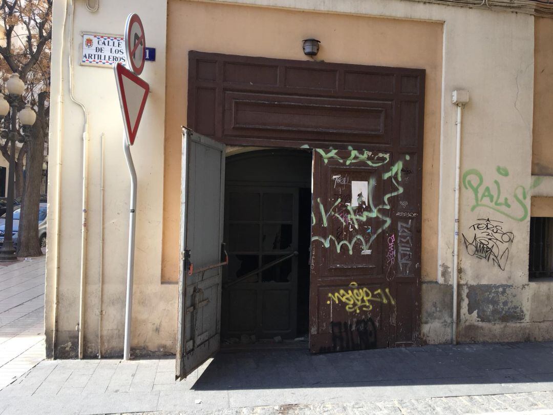 Imagen de una de las puertas del edificio del antiguo cine Ideal