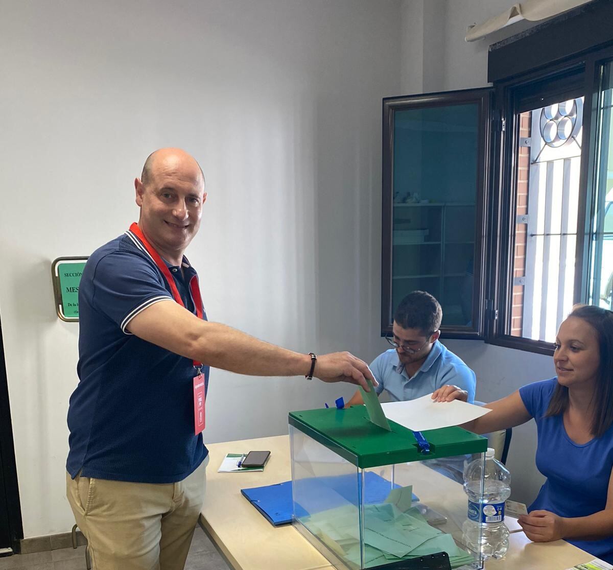 El secretario general del PSOE Jódar, José Luis Hidalgo, votando