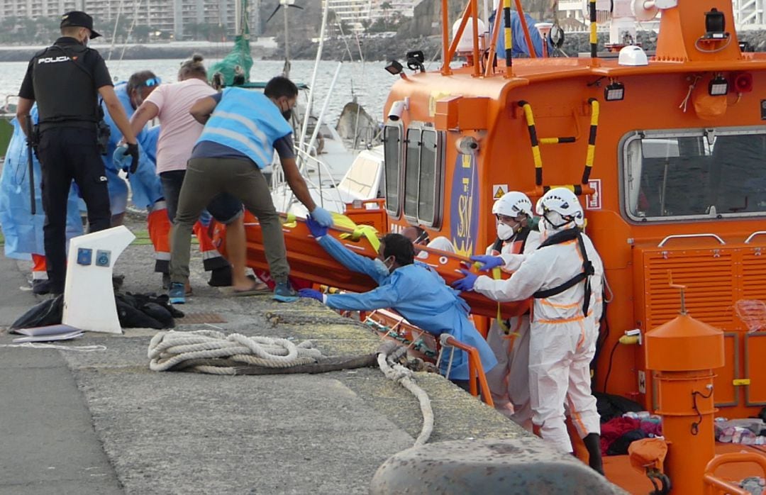 Archivo - Agentes de Salvamento Marítimo ayudan a desembarcar a un migrante de la Salvamar Macondo en Arguineguín (Gran Canaria)