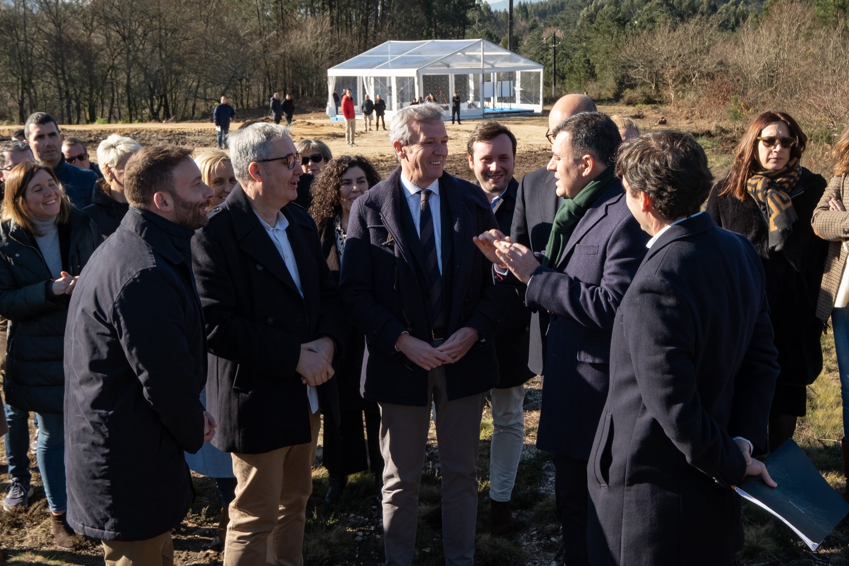 O presidente da Xunta, Alfonso Rueda, acompañado do conselleiro de Cultura, Educación, FP e Universidades, Román Rodríguez, presenta o proxecto do novo CEIP de Milladoiro. Biduido,