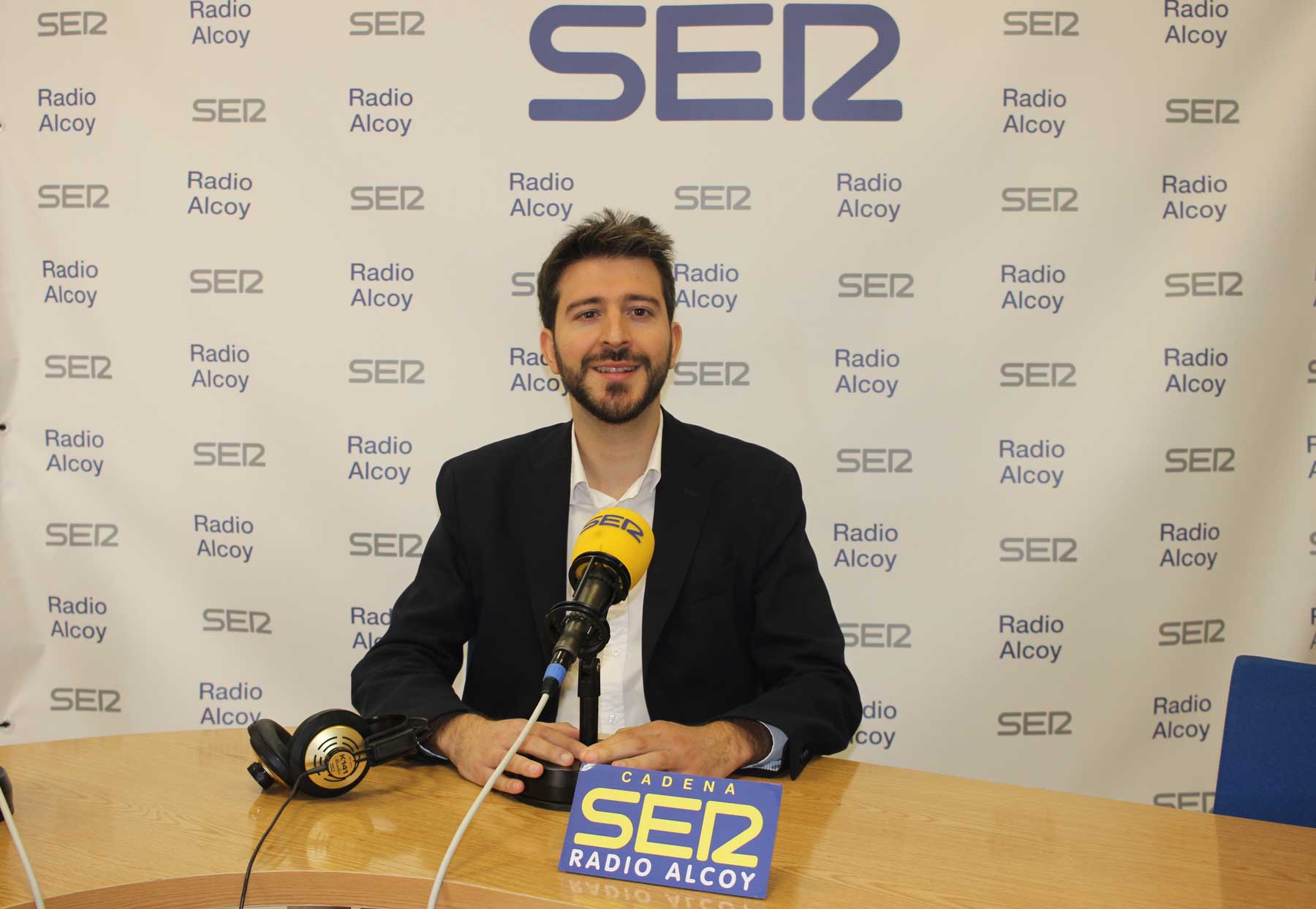 Jordi Pla, en l'estudi central de Radio Alcoy