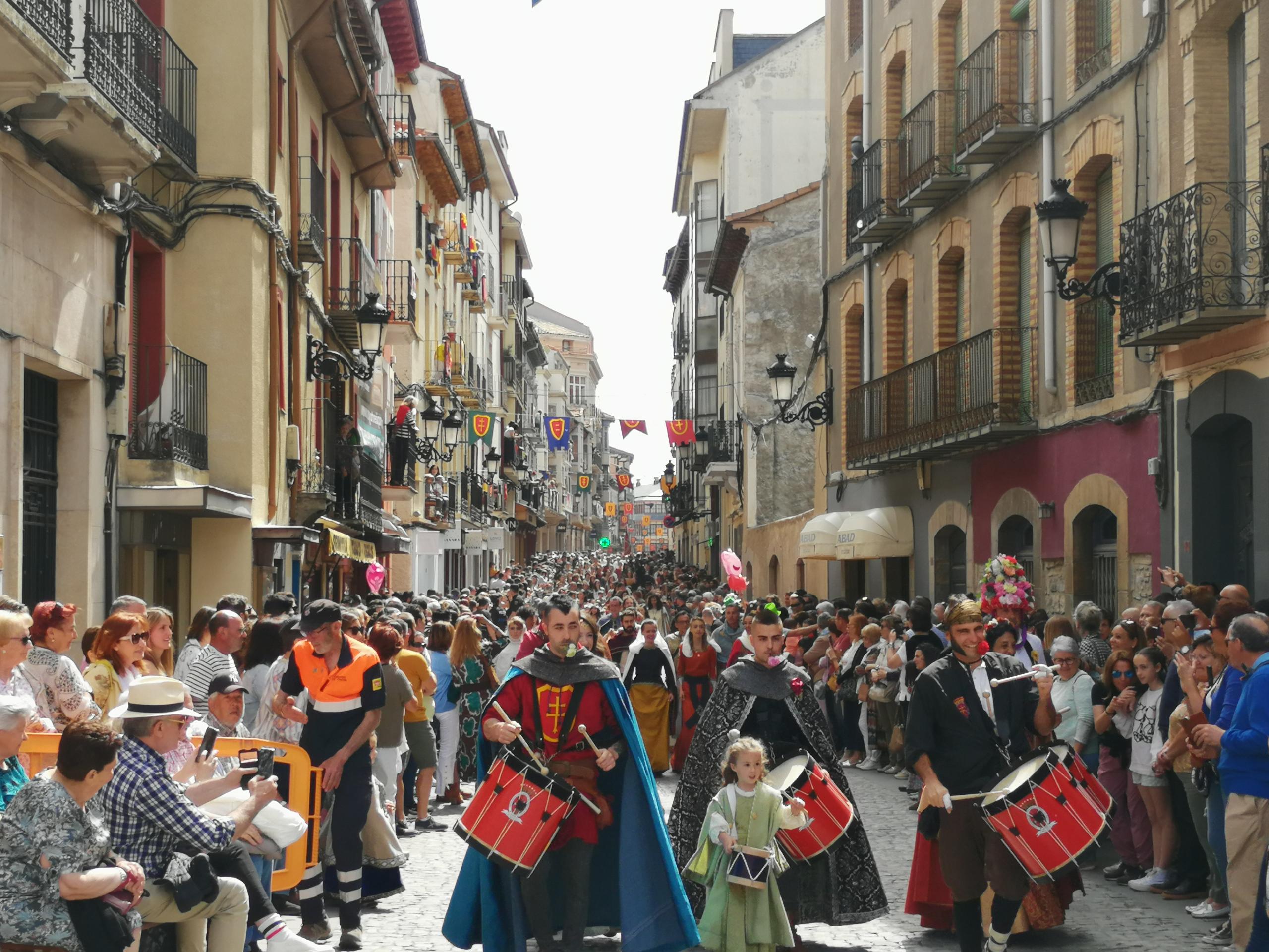 Calle Mayor al inicio del desfile del Primer Viernes de Mayo