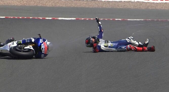 Momento en que Jorge Lorenzo ha sufrido una caída en los segundos entrenamientos libres del Gran Premio de Alemania, a raíz de la que se ha resentido de la clavícula.