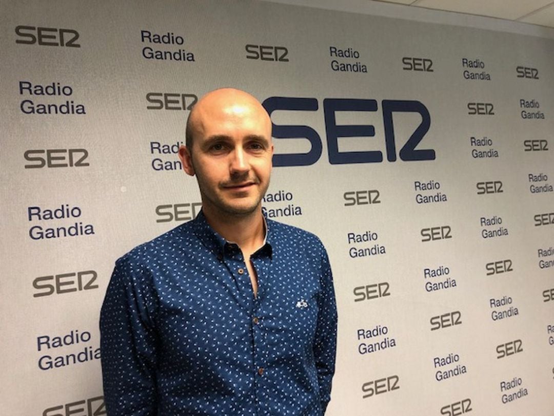 Sergio González en los estudios de Radio Gandia SER. 