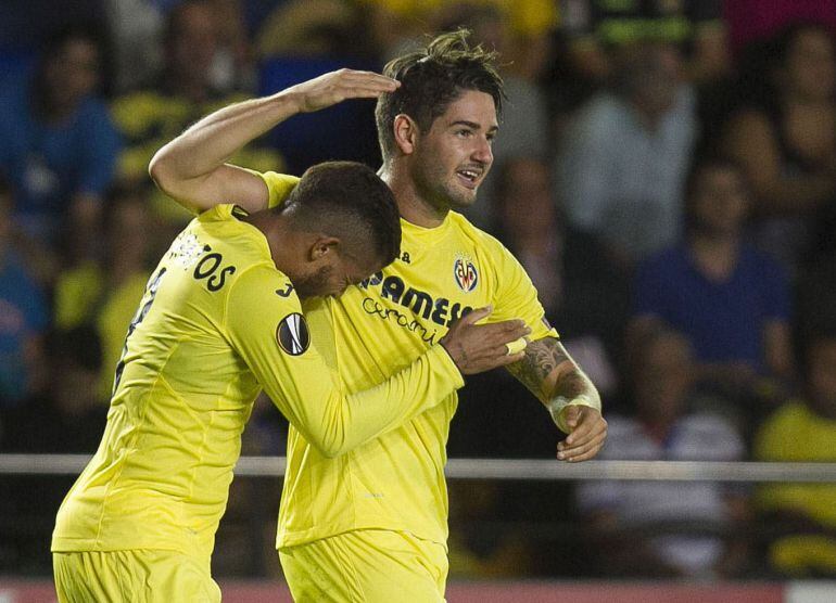 Los jugadores del Villarreal, el brasileño Alexandre Pato y el mexicano Jonathan Dos Santos, celebran el segundo gol del equipo castellonense, durante el encuentro correspondiente a la primera jornada de la fase de grupos de la Liga Europa, que han disput