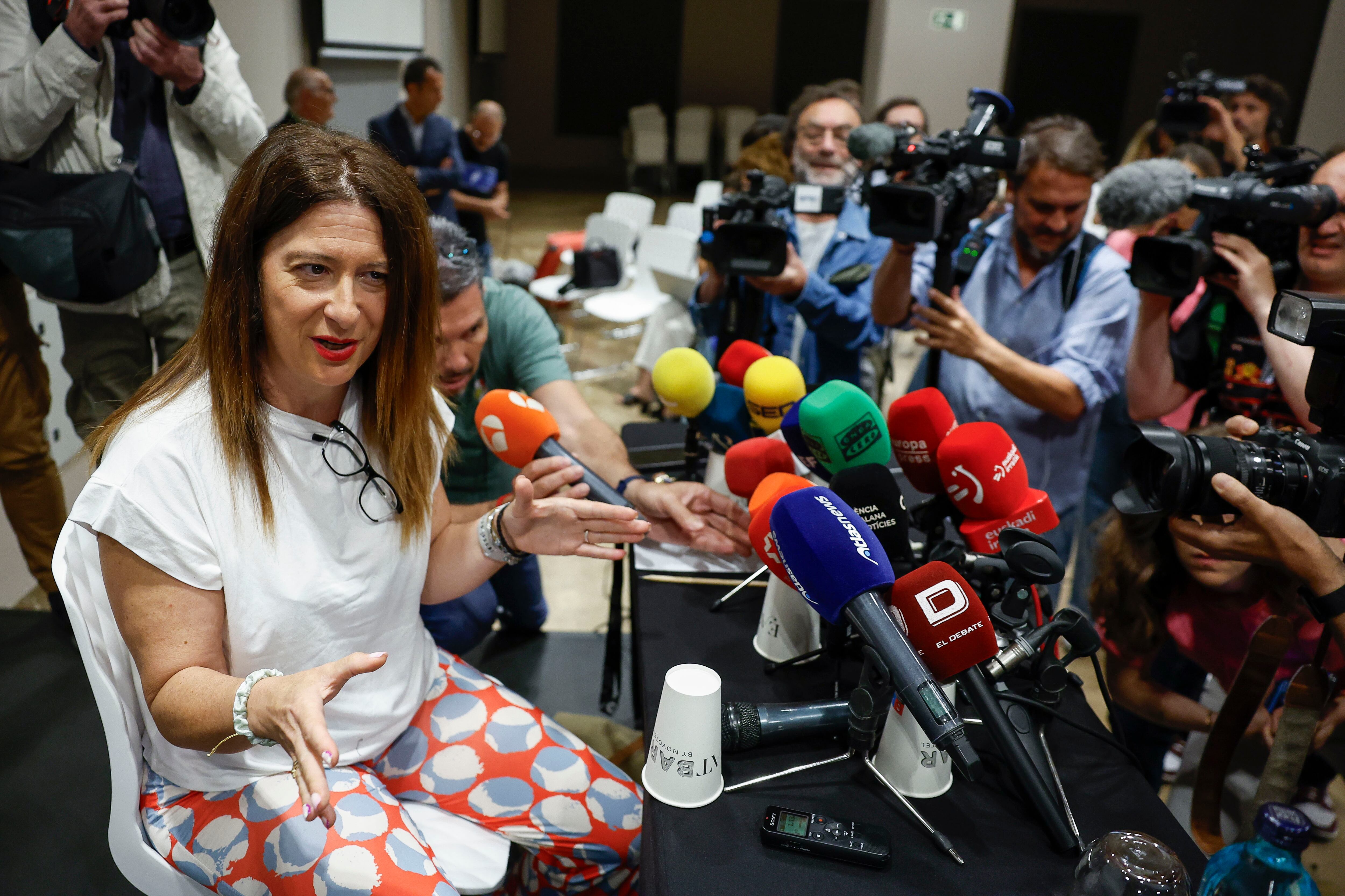 MADRID (ESPAÑA), 04/06/2025.- La exmilitante socialista Leire Díez comparece este miércoles ante los medios después de solicitar su baja en el PSOE, donde declaró este martes por el expediente que tenía abierto al conocerse unos audios en los que reclamaba información comprometedora contra la UCO. EFE/ Chema Moya