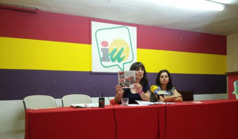 Juana Cazorla(i) y Maria Ratia en la rueda de prensa de IU de balance de legislatura municipal