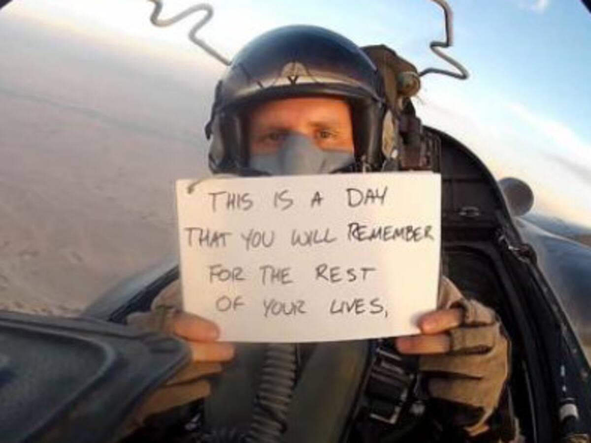 Un soldado norteamericano felicita a su hermano desde un caza que sobrevuela Afganistán