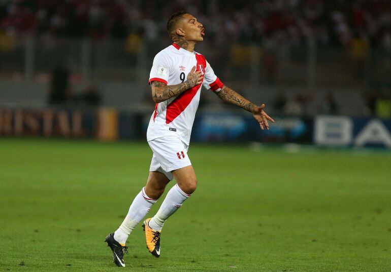 Paolo Guerrero celebra en un gol, durante un partido en Lima