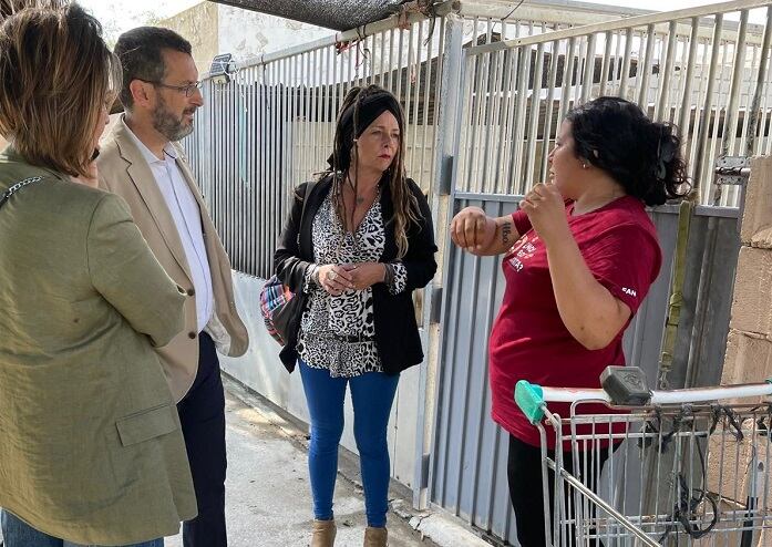 Un momento de la visita a la protectora